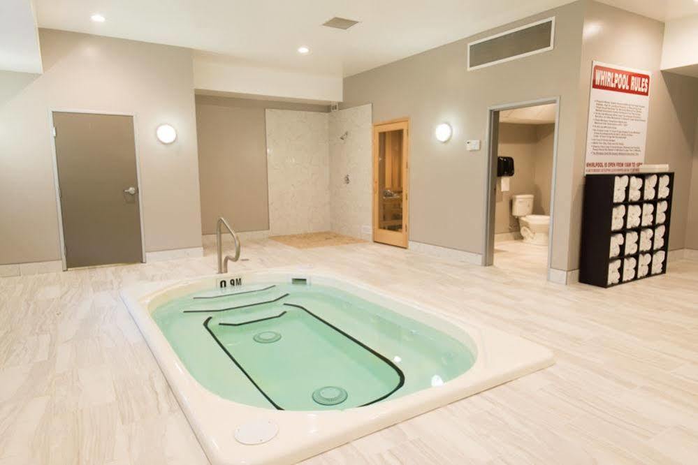 Hotel Ramada By Wyndham Moose Jaw